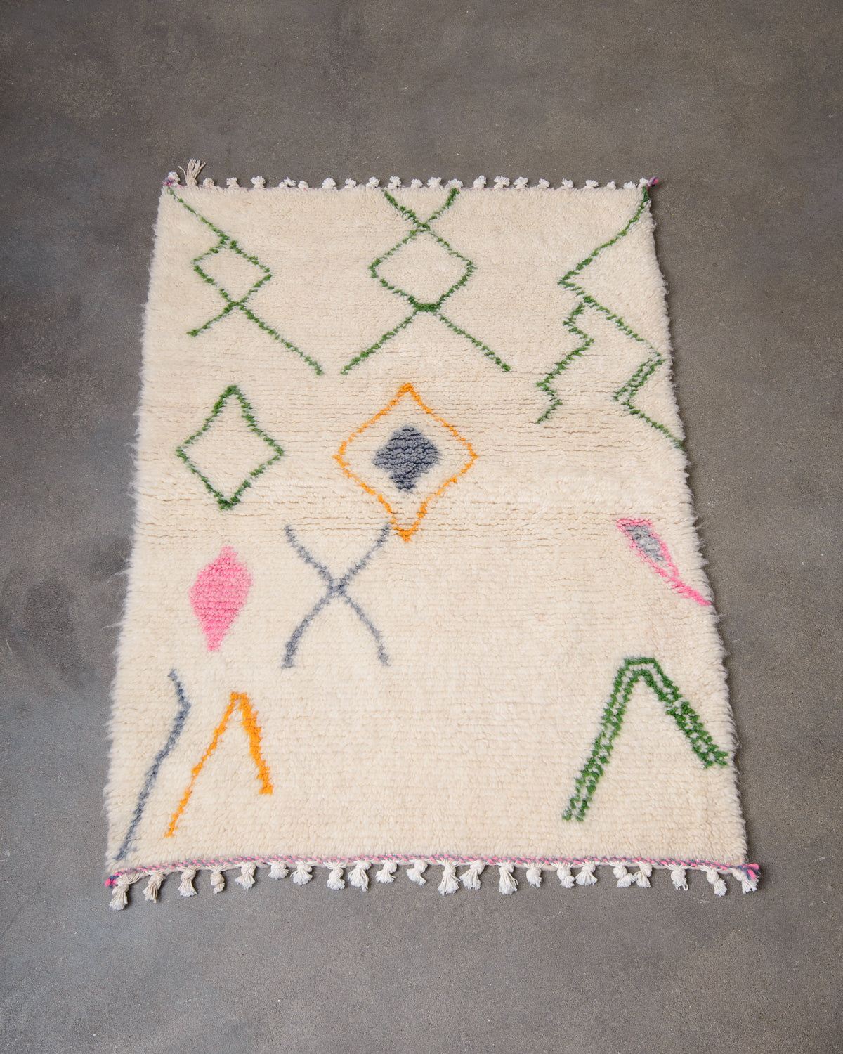 Modern designer handcrafted Berber rug from Morocco. Azilal rug with beautiful colours and patterns. Made of sheep’s wool and colourful cotton.